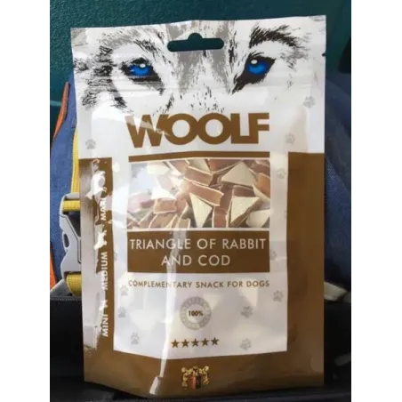 Woolf jutalomfalat kutyáknak – nyúl- és tőkehalas háromszög, 100 g